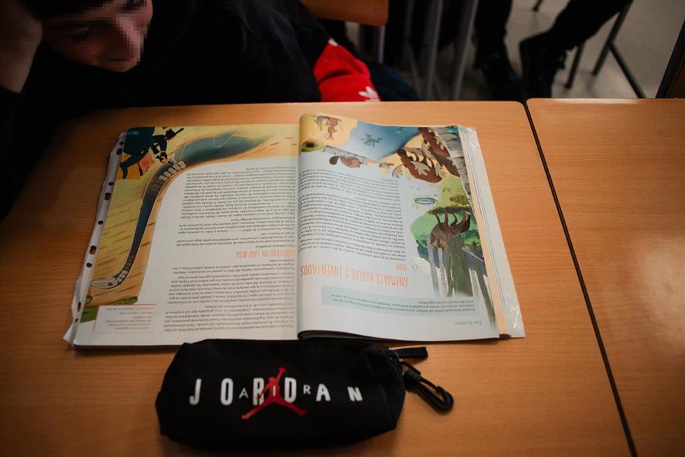 Archivo - Un libro y un estuche en un aula.
