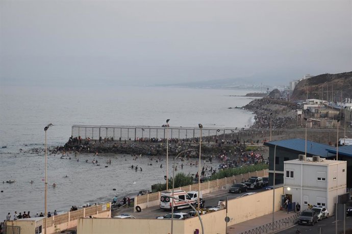 Varias personas llegan a España desde Marruecos, a 30 de julio de 2026, en Ceuta (España).