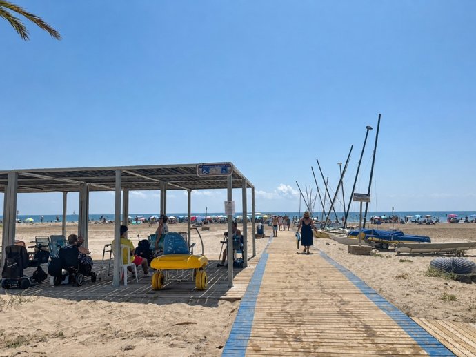 Archivo - Playa adaptada en España