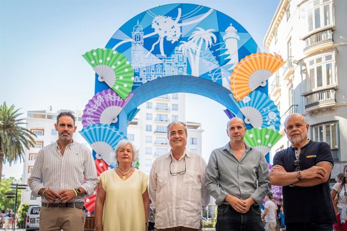 Los representantes del Ayuntamiento, Asociaciones y empresas responsables de la Programación de la Feria del Centro Histórico, en la presentación en la entrada de calle Larios
