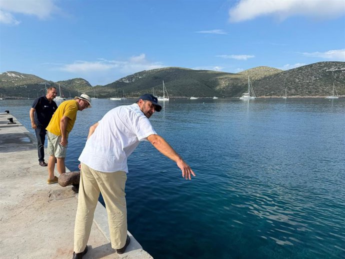 El conseller de Agricultura, Pesca y Medio Natural, Joan Simonet, y el conseller del Mar y del Ciclo del Agua, Juan Manuel Lafuente, viendo los trabajos del muelle de Cabrera.