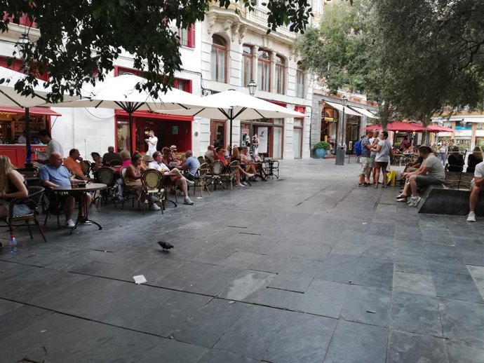 Archivo - Terrazas y turistas en la plaza de Cort de Palma, en una imagen de septiembre de 2019.
