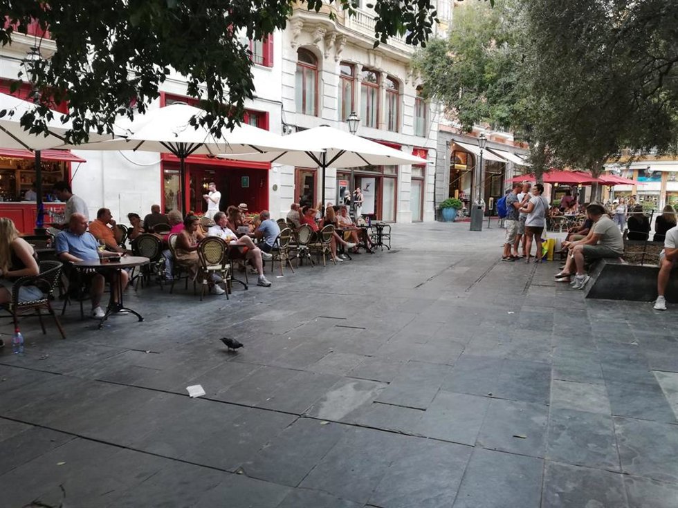 Archivo - Terrazas y turistas en la plaza de Cort de Palma, en una imagen de septiembre de 2019.