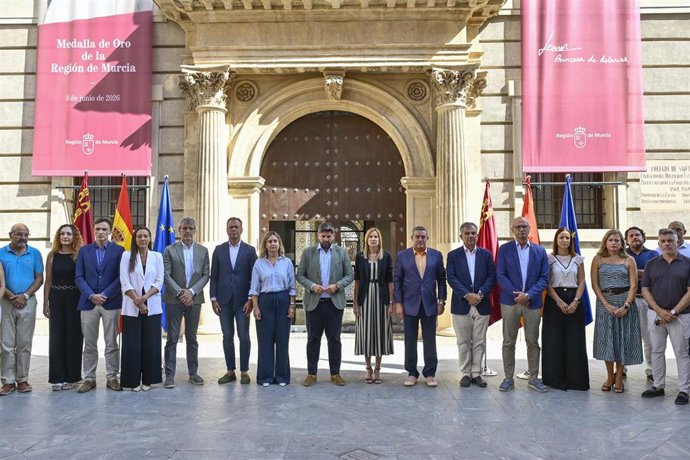 El jefe del Ejecutivo autonómico, Fernando López Miras, presidió hoy el minuto de silencio convocado por el asesinato de una mujer en Murcia en un presunto caso de violencia de género.