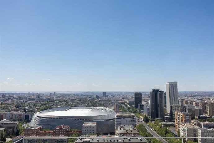 Vista panorámica del estadio Santiago Bernabéu del Real Madrid Club de Fútbol con la Torre Picasso al fondo, a 4 de agosto de 2026, en Madrid (España).