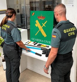 Agentes de la Guardia Civil con el material incautado a dos personas acusadas de intentar robar cables de cobre del AVE a su paso por Anchuelo