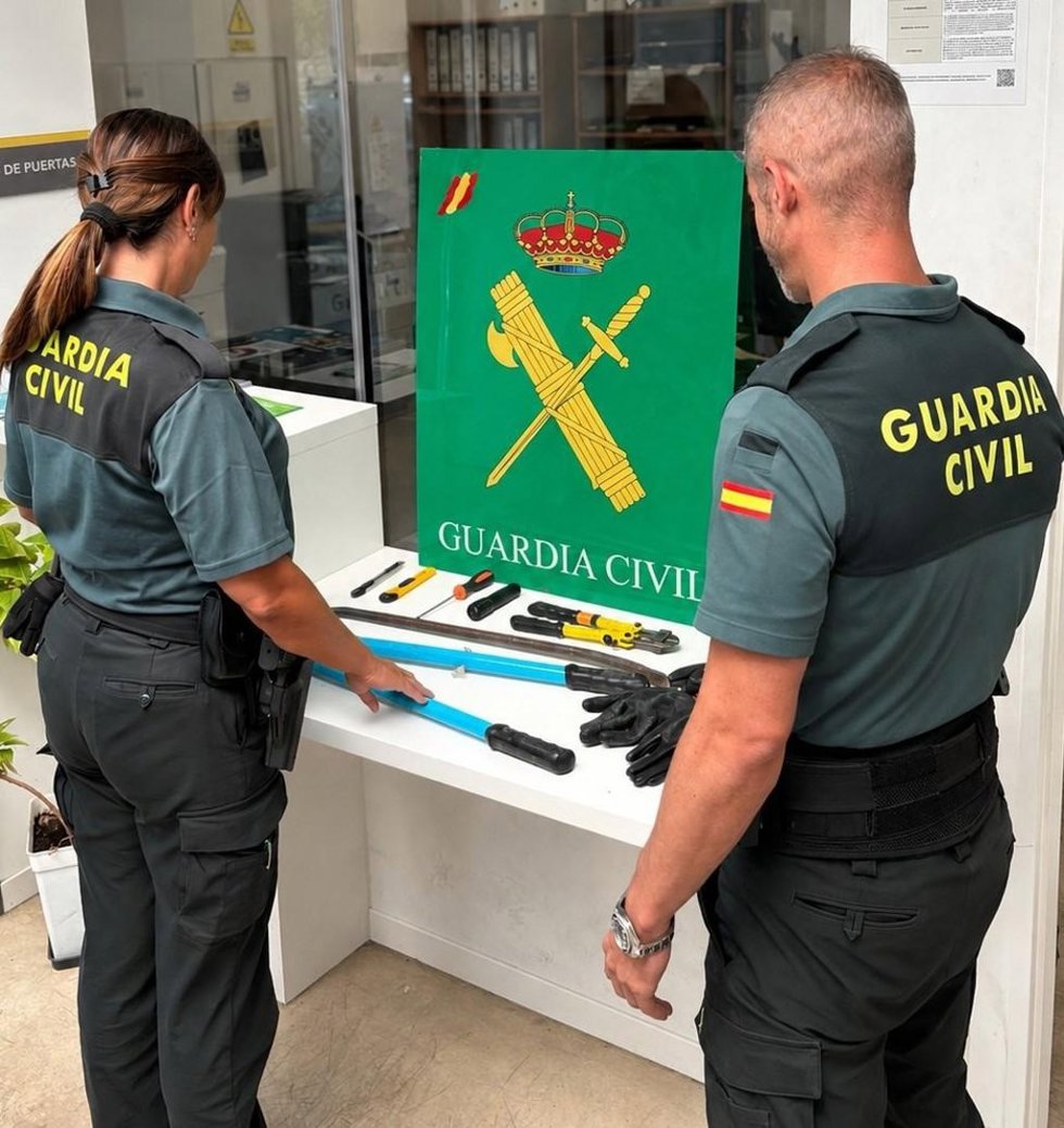 Agentes de la Guardia Civil con el material incautado a dos personas acusadas de intentar robar cables de cobre del AVE a su paso por Anchuelo