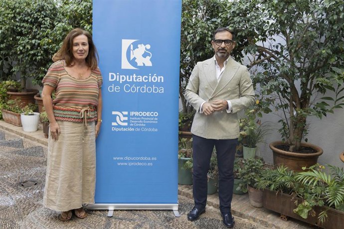 Félix Romero, con la gerente de Almazaras Industriales, Macarena Sánchez.