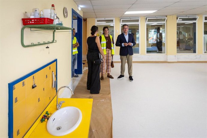 El consejero municipal de Urbanismo, Víctor Serrano, visita uno de los centros de Zaragoza en los que se acometen las obras de mejora.