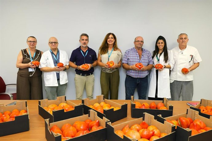El Regional de Málaga ofrece una degustación de tomate Huevo de Toro a más de 600 pacientes