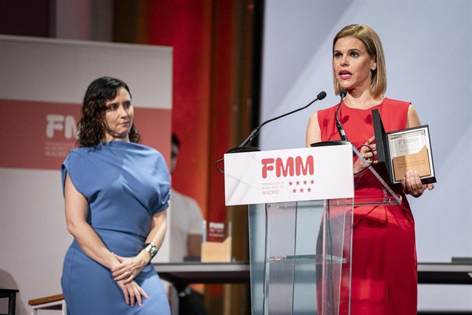 Archivo - La presidenta de la Comunidad de Madrid, Isabel Díaz Ayuso (i), y la alcaldesa de Alcalá de Henares, Judith Piquet (d), durante el 40º aniversario de la Federación de Municipios de Madrid (FMM), en los cines Callao, a 7 de julio de 2025, en Madr