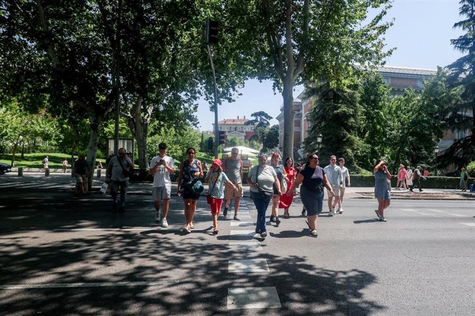 Archivo - Varias personas en el centro de la ciudad, a 10 de agosto de 2024, en Madrid (España). La Comunidad de Madrid ha aumentado en 23.198 habitantes su población. En concreto, ha crecido un 0,33% durante el segundo trimestre de 2024. En total, la reg