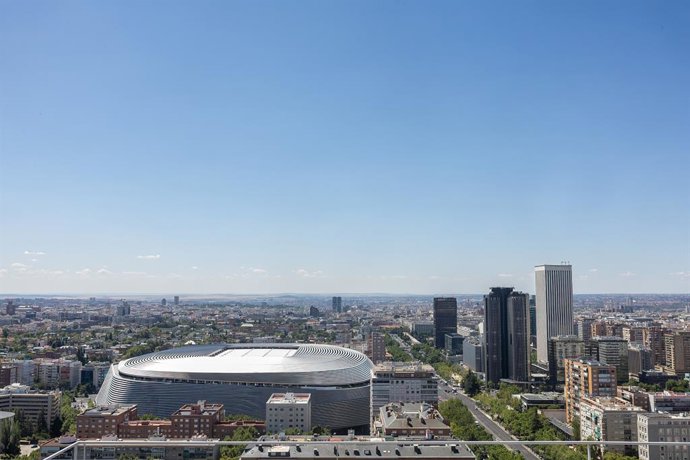 Vista panorâmica do estádio Santiago Bernabéu, do Real Madrid Club de Fútbol, com a Torre Picasso ao fundo, em 4 de agosto de 2026, em Madri (Espanha).