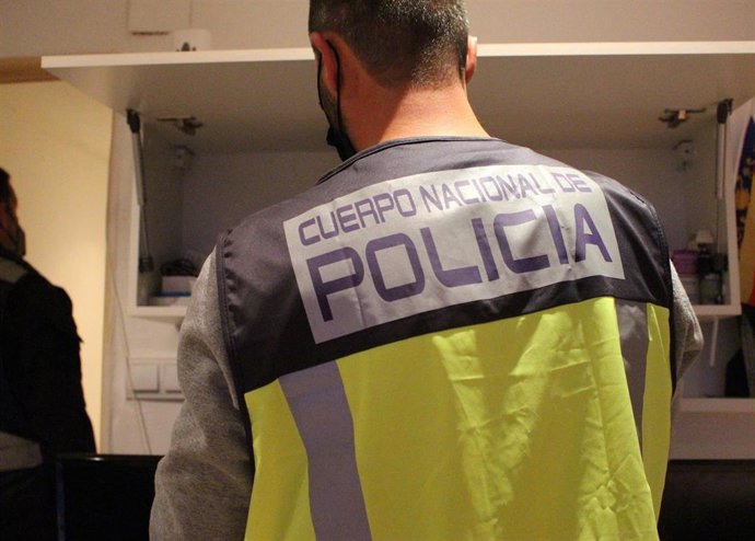 Archivo - Un agente de Policía Nacional en tareas de investigación