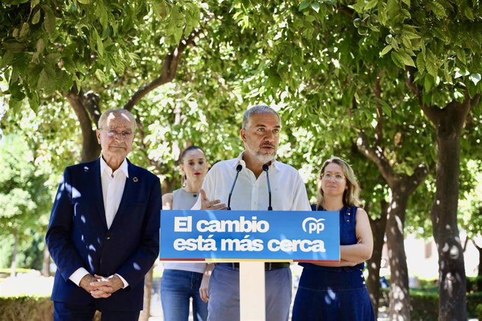 El vicesecretario de Política Autonómica, Municipal y Análisis Electoral del PP, Elías Bendodo, comparece ante los medios para tratar asuntos de actualidad.