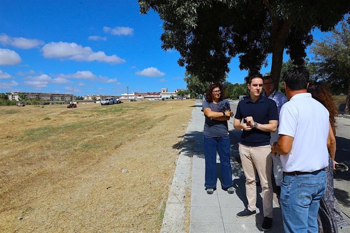 El Ayuntamiento de Jerez (Cádiz) intensifica los trabajos de desbroce de matorrales para prevenir incendios El teniente de alcaldesa de Coordinación de Servicios Públicos del Ayuntamiento de Jerez de la Frontera (Cádiz), Jaime Espinar, ha visitado una de las zonas donde se está desbrozando en La Milagrosa.