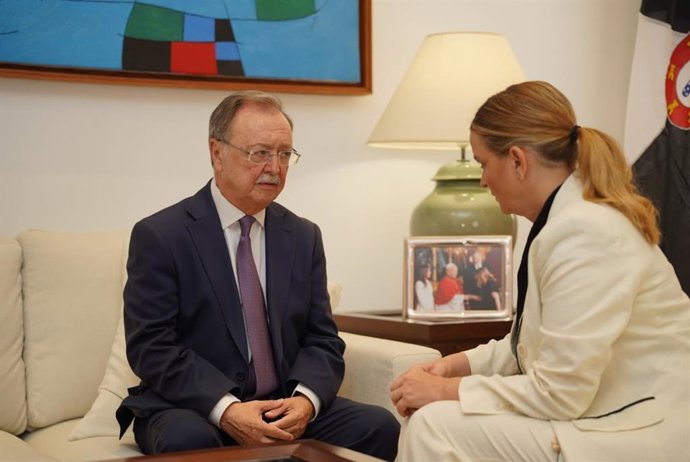 La presidenta del Govern, Marga Prohens, se reúne con el presidente de Ceuta, Juan Jesús Vivas, en el Consolat de Mar