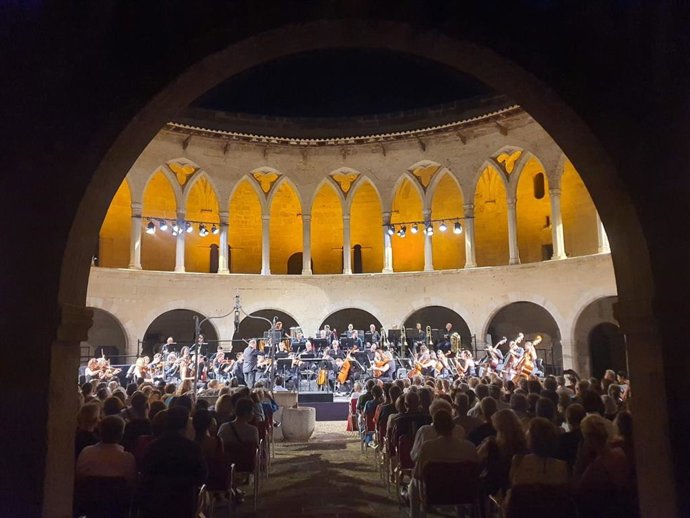 Archivo - Actuación de la Orquestra Simfònica de les Illes Balears en el claustro del Castell de Bellver.