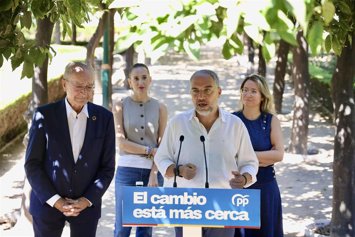 El vicesecretario de Política Autonómica, Municipal y Análisis Electoral del PP, Elías Bendodo, comparece ante los medios, junto al alcalde de Málaga y otros miembros del PP.