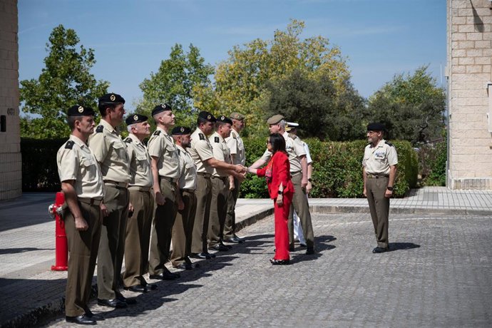 La ministra de Defensa, Margarita Robles (c), durante un acto institucional y militar, a 13 de julio de 2026, en Bótoa, Extremadura (España), en una visita de inspección a las instalaciones de la Brigada ‘Extremadura’ XI en la Base General Menacho.