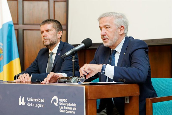 Archivo - Los rectores de la ULL y la ULPGC, Francisco Rodríguez y Lluís Serra, respectivamente