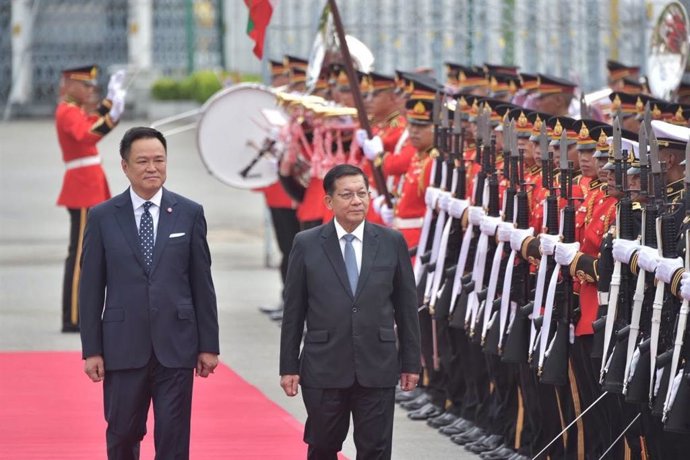 El líder de la junta militar de Birmania, Min Aung Hlaing, y el primer ministro tailandés, Anutin Charnvirakul