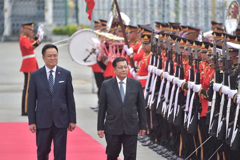 El líder de la junta militar de Birmania, Min Aung Hlaing, y el primer ministro tailandés, Anutin Charnvirakul