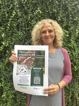 La concejala de Medio Ambiente, Patricia Portilla, con el cartel de la actividad sobre fauna y flora en el Parque de Las Tablas de Torrelavega