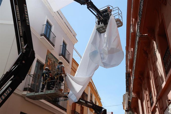 Archivo - Operarios del Ayuntamiento de Sevilla instala los primeros toldos para la protección solar. A 18 de mayo de 2026 en Sevilla (Andalucía, España). 