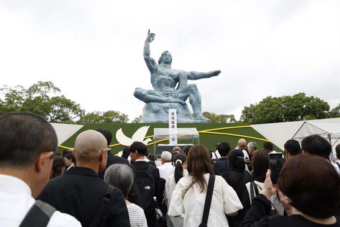 Archivo - Arquivo - 9 de agosto de 2025, Nagasaki, Japão: Pessoas fazem fila para rezar em frente à Estátua da Paz após a cerimônia em memória das vítimas do bombardeio atômico no Parque da Paz, em Nagasaki. Este ano marca o 80º aniversário do bombardeio 