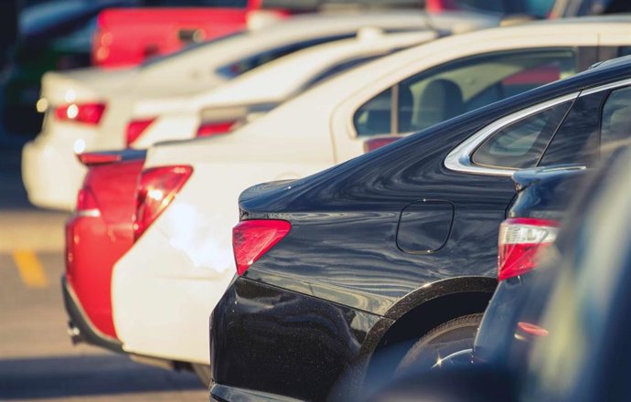 Archivo - Imagen de un concesionario de coches