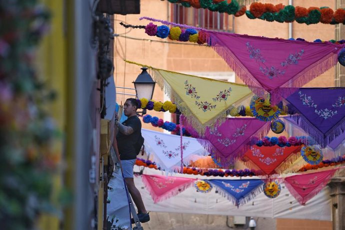 Archivo - Vista de varios pañuelos colocados durante las Fiestas de San Cayetano 2023, a 4 de agosto de 2023, en Madrid (España).