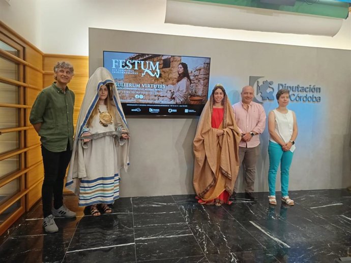 Duque (2º dcha.), junto a Zardain (dcha.) y Vicente (izda.), en la presentación de la 19 edición de Festum.
