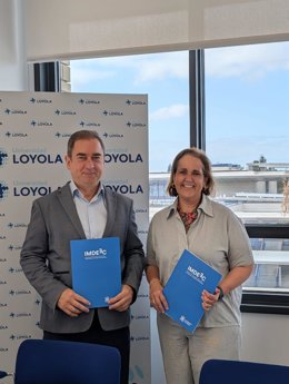 La presidenta del Imdeec, Blanca Torrent, y el rector de la Universidad Loyola, Fabio Gómez-Estern Aguilar, con el convenio.