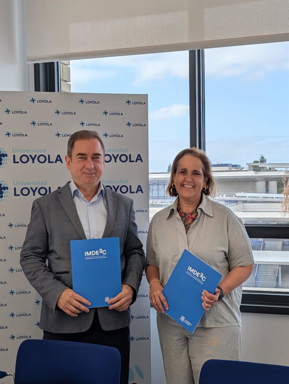 La presidenta del Imdeec, Blanca Torrent, y el rector de la Universidad Loyola, Fabio Gómez-Estern Aguilar, con el convenio.