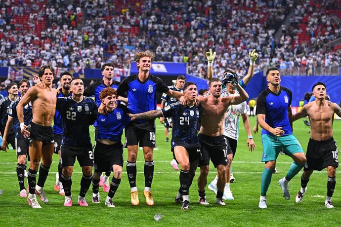 Jugadores de la selección argentina celebran el triunfo sobre Inglaterra en las semifinales del Mundial 2026.