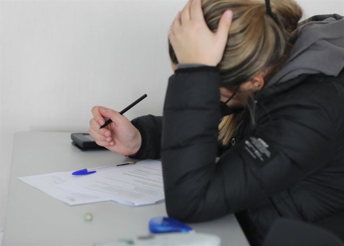 Archivo - Una alumna estudiando