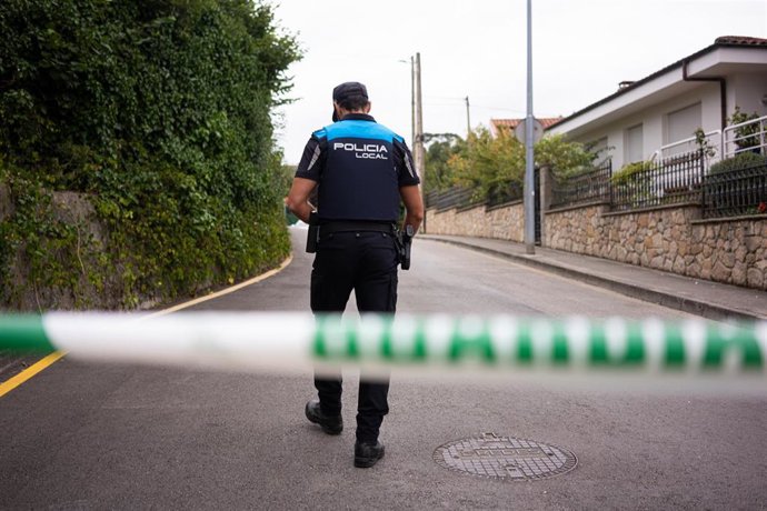 Un policía municipal vigila un cordón policial, a 5 de agosto de 2026, en Llanes, Asturias (España), agente de la Guardia Civil de Llanes ha fallecido este miércoles tras ser disparada por su expareja.