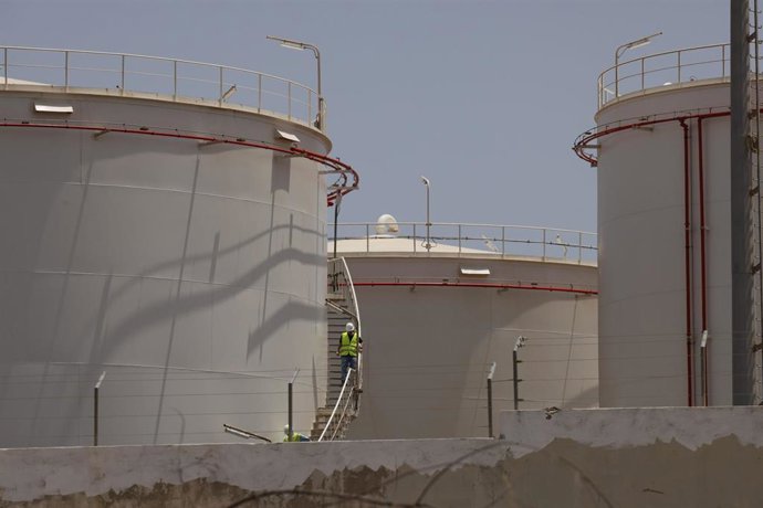 Un operario en el exterior de un tanque de combustible, en el polígono industrial de Salinetas, a 5 de agosto de 2026, en Telde, Gran Canaria, Islas Canarias (España). 