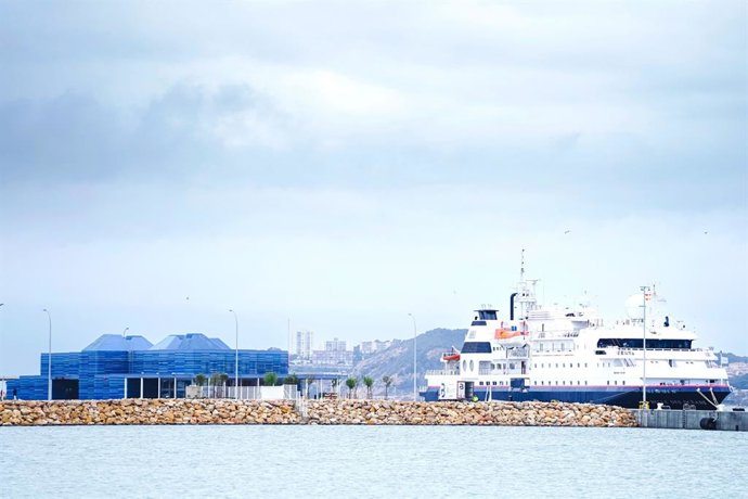 Un creuer en el moll de Balears del Port de Tarragona