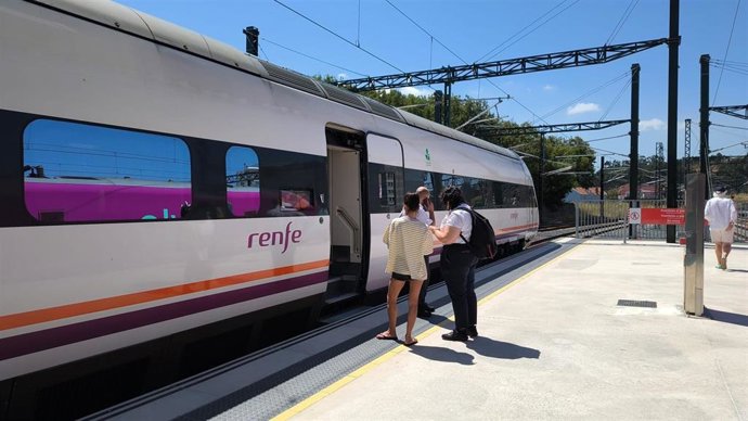 Tren detenido en A Coruña este mediodía debido a un incendio próximo a las vías, a 6 de agosto de 2026.