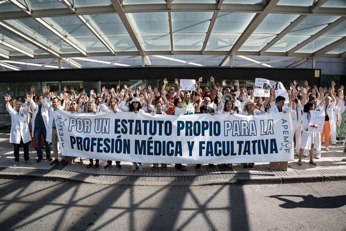 Archivo - Médicos y facultativos durante una concentración frente al Hospital Puerta de Hierro, a 17 de junio de 2026, en Majadahonda, Madrid (España).