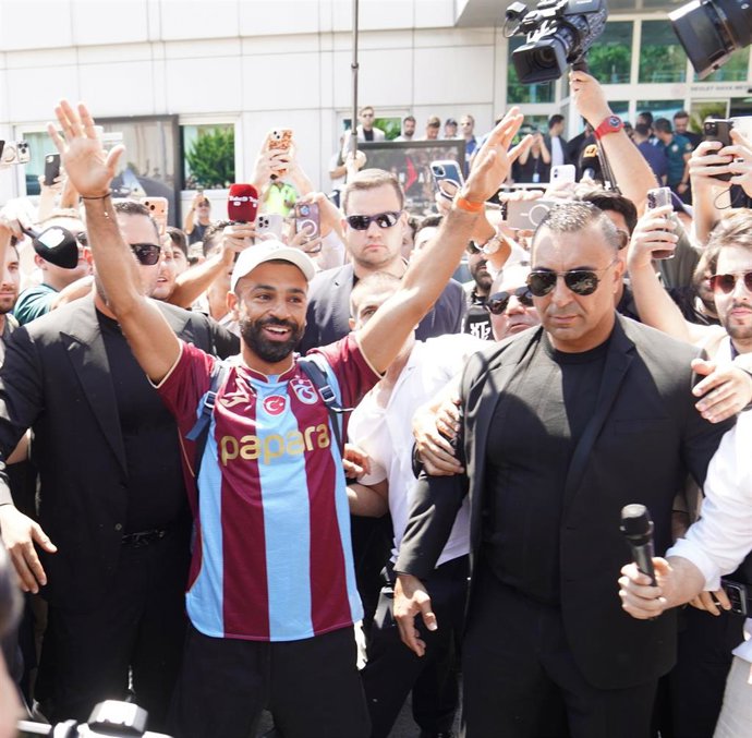 El egipcio Mohamed Salah, en su llegada al aeropuerto de Estambul para fichar por el Trabzonspor.