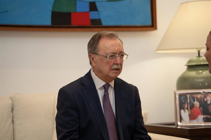 El presidente de Ceuta, Juan Jesús Vivas, durante una reunión con la presidenta del Gobierno de las Islas Baleares, en el Consolat de Mar, a 6 de agosto de 2026, en Palma, Islas Baleares (España).