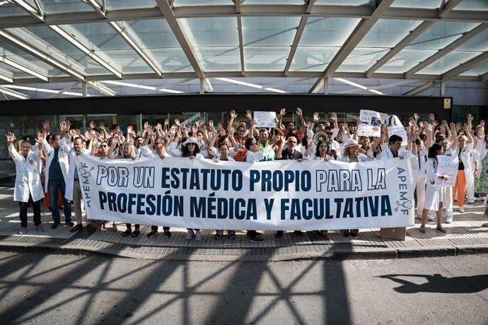 Archivo - Médicos y facultativos durante una concentración frente al Hospital Puerta de Hierro, a 17 de junio de 2026, en Majadahonda, Madrid (España). La concentración se enmarca en la huelga médica en curso, impulsada por el comité de huelga estatal y p