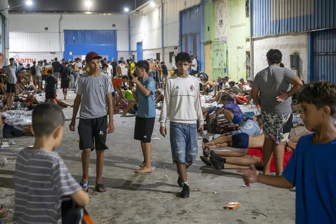 Decenas de migrantes que han pasado la frontera entre Ceuta y Marruecos pasan la noche en la calle, a 31 de julio de 2026, en Madrid (España). 