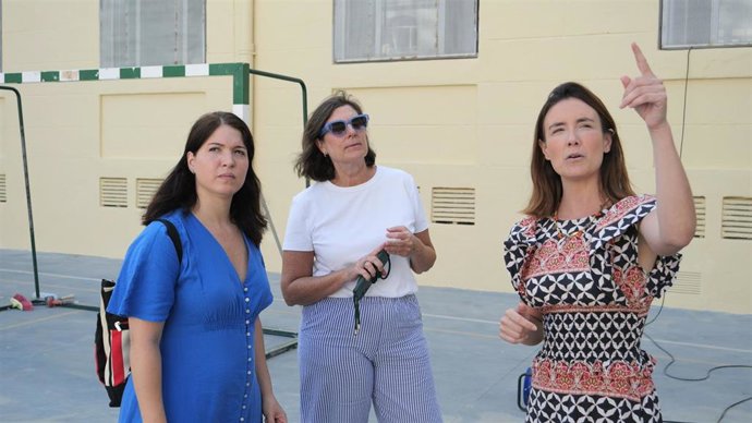 La delegada de Educación y Edificios Municipales, Blanca Gastalver, visita el CEIP José María del Campo