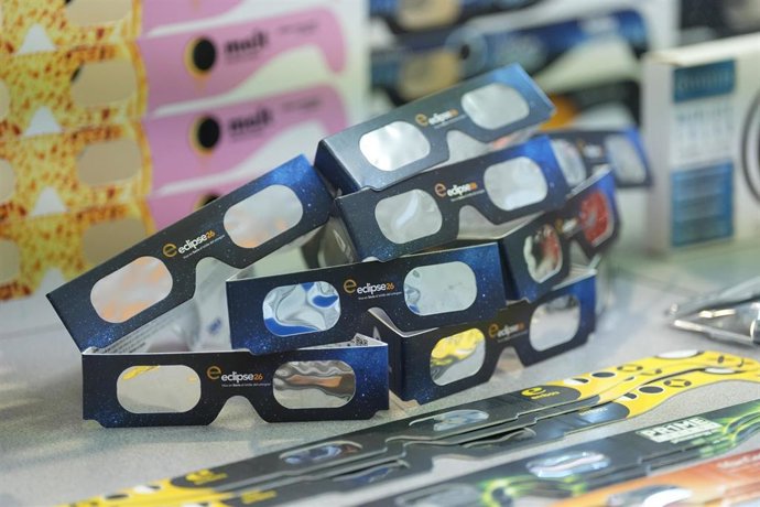 Celetesch fabrica gafas homologadas para eclipses, a 23 de julio de 2026, en L'Hospitalet de Llobregat, Barcelona, Catalunya (España). La 'triada de eclipses' (también llamada Trío Ibérico de Eclipses) es la secuencia excepcional de tres eclipses solares 