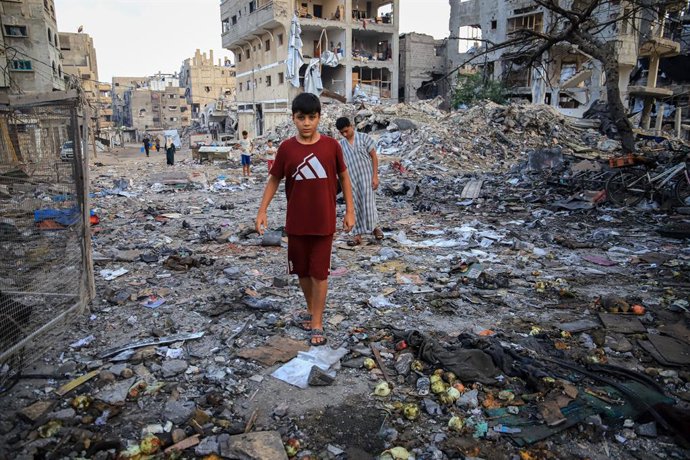 30 de julho de 2026, Gaza, Palestina, Estado de: GAZA Gaza, PALESTINA — 30 DE JULHO DE 2026: Palestinos inspecionam casas danificadas após um ataque aéreo israelense que atingiu a residência da família Shamia durante a madrugada na Cidade de Gaza, causand