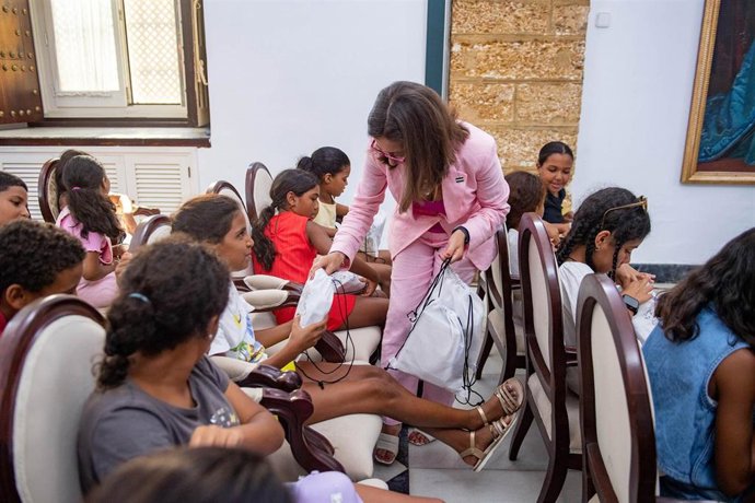 La responsable de Cooperación Internacional de la Diputación de Cádiz, Ana Moreno, en una recepción en el Palacio Provincial a un grupo de 40 niños y niñas saharauis participantes en el programa Vacaciones en Paz.